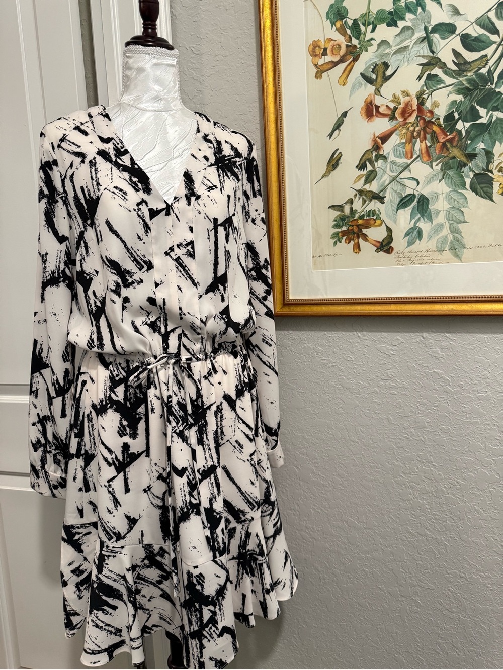 White House/Black Market Black & White Abstract Print Long-Sleeve Cinch Dress